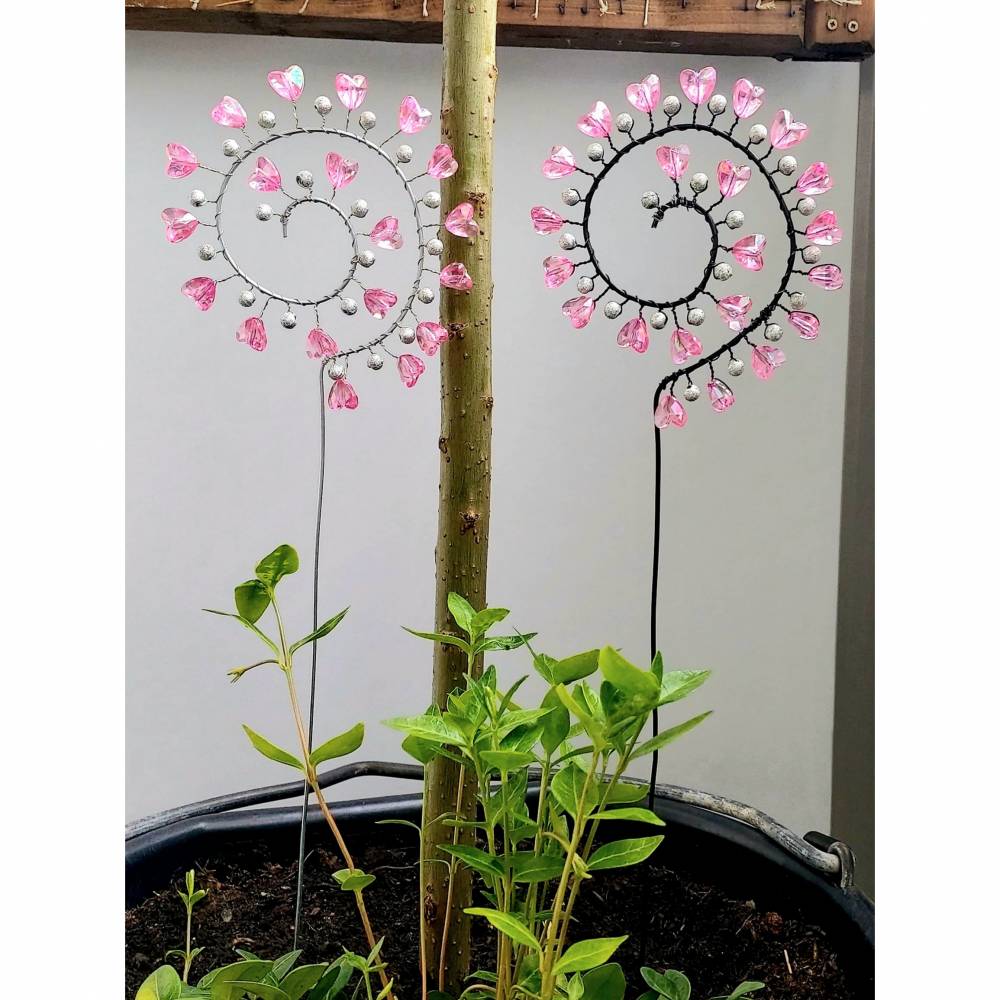 Deko Blumenstecker Gartenstecker Spirale mit rosa transparenten Herzen
