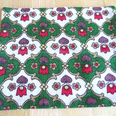 Vintage Deckchen in grün mit Retroblumen aus den 70er Jahren