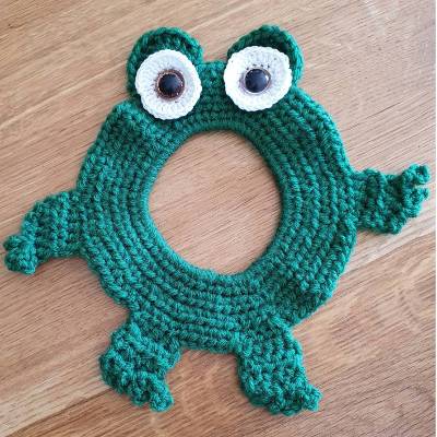 Lustiger Frosch, dunkelgrün, gehäkelt für's Objektiv der Fotokamera 