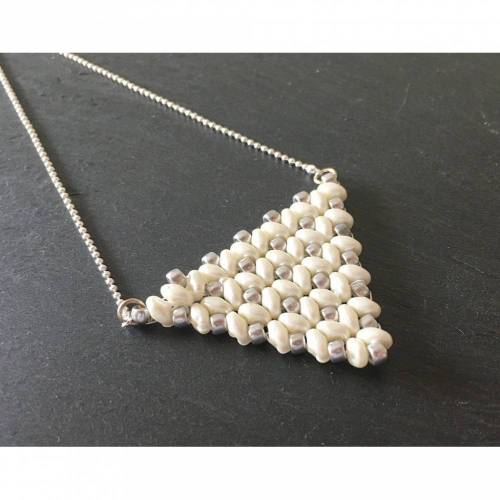 Triangelkette weiß silberfarben handgefädelt mit Kugelkette