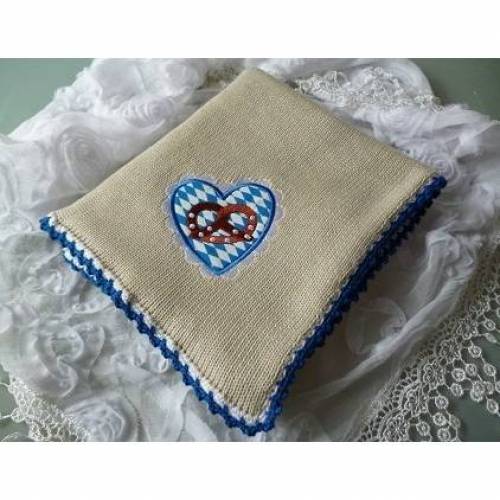 Babydecke Oktoberfest –  Kuscheldecke mit bayerischem Rautenmuster & Brezel