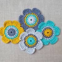4-er Set Häkelblumen 6 cm grau - gehäkelte Blumenapplikationen aus 100% Baumwolle