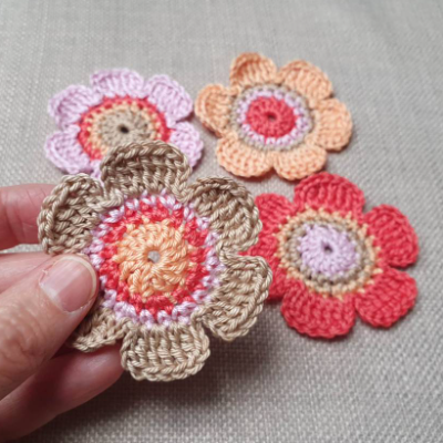 4-er Set Häkelblumen, Häkelapplikationen floral in rosa koralle apricot