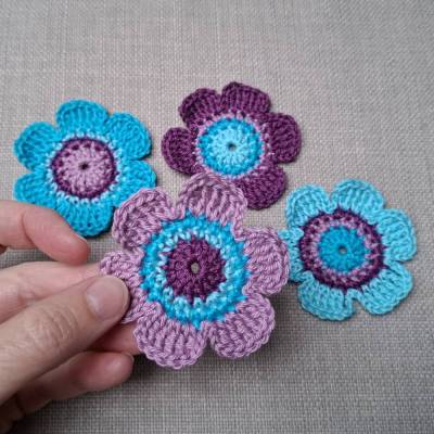 Häkelblumen lila türkis 4-er Set Blumen Blüten gehäkelt, 