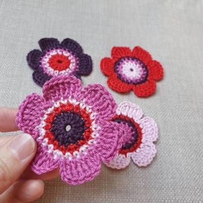 Häkelblumen in knalligen Farben, 4-er Set Blüten gehäkelt