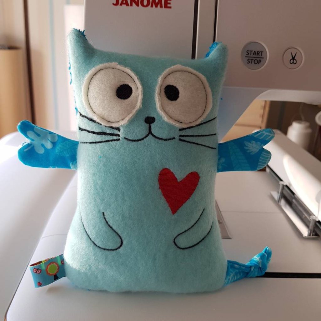 ITH Stickdatei Kattus mit Flügeln 13x18 und 14x20 Bild 2