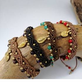 Makramee Armband mit Edelstein Perlen und Messing Anhänger