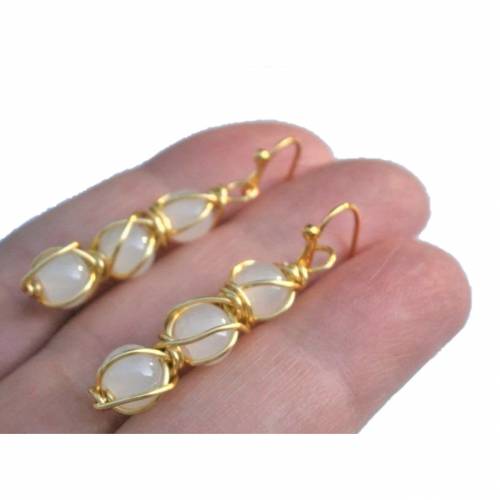 Ohrringe handgefertigt weißer Achat in wirework goldfarben linear hippy boho Brautschmuck
