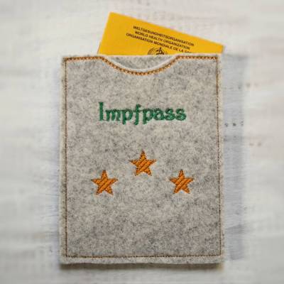 Bestickte Impfpasshülle aus Filz *individuell angefertigt *Sterne