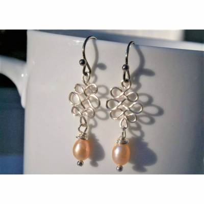 Perlenohrringe lachs rosa am celtic knot Ornament handgemacht in silberfarben Brautschmuck Ohrringe vintage wedding