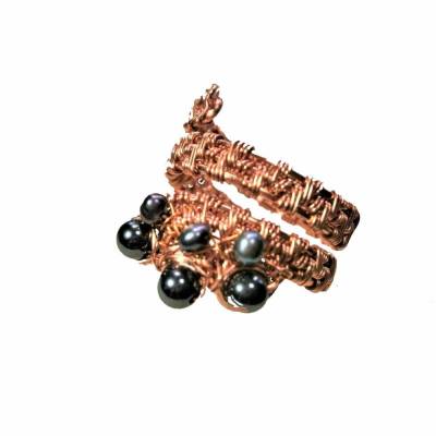 Ring handgewebt mit Keshi Perlen und Hämatit grau metallic in Kupfer wirework Daumenring