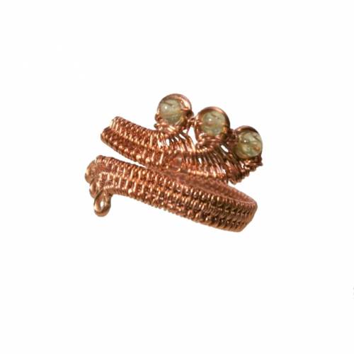 Ring mit Mini Peridot grün pastell in Kupfer hell handgewebt als Spiralring rotgoldfarben zum boho chic Daumenring