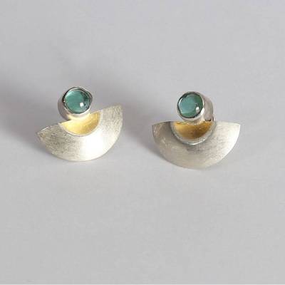 Ohrstecker „Halbkreis“ mit sehr schönen grünen Turmalinen. Aparter Ohrschmuck  in 935 Silber mit 900-Goldauflage.