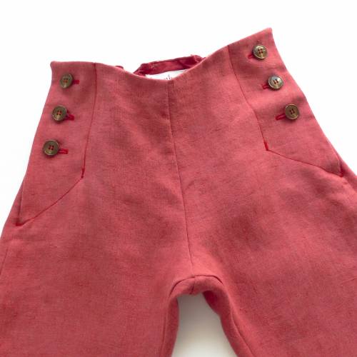 Himbeerrote Matrosenhose in Größe 128/134 aus Upcycling-Leinen