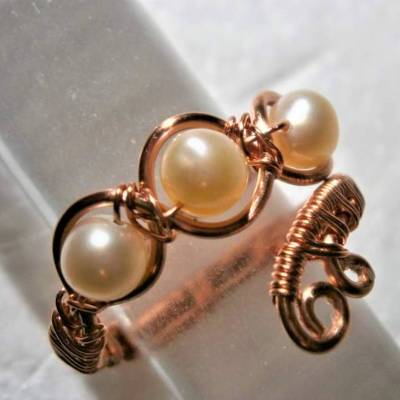 Ring handgewebt Süßwasserzuchtperlen rosa Spiralring Kupfer rosegoldfarben wirework Daumenring