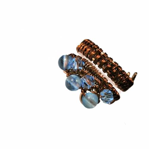 Ring mit Achat blau pastell und funkelnden Kristallen handgewebt im Spiralring verstellbar kupfer braun Daumenring