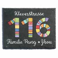Wetterfeste Hausnummer aus Schiefer mit Straßenname, Zahl & Familienname personalisiert – buntes Hausnummernschild