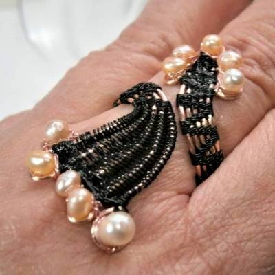 Ring verstellbar schwarz mit rosa Perlen handgewebt im Spiralring kupfer als Daumenring