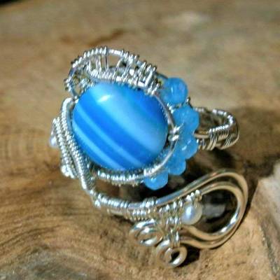Ring mit Achat blau grau gestreift handgewebt petrol mit Keshiperlen weiß verstellbar spiralring Paisley bohho