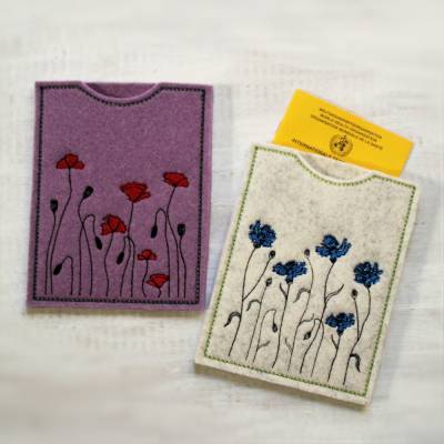 Bestickte Impfpasshülle aus Filz *individuell angefertigt *Kornblumen oder Mohnblumen