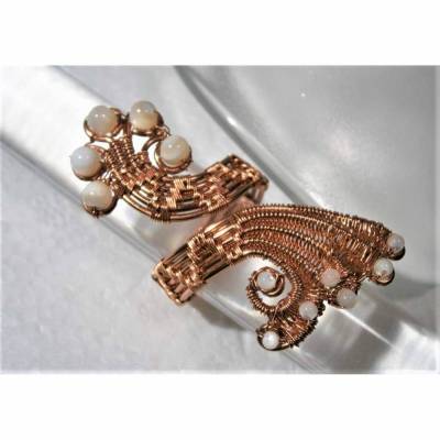 Ring handgewebt Kupfer rosegoldfarben mit Perlmutt winterweiß im Spiralring verstellbar als Daumenring