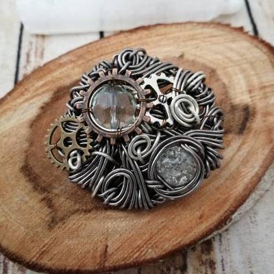 Zeitstrom Art Déco Brosche/ Drahtschmuck im Steampunk Look/ Handgemacht aus Aludraht- Großen Perlen & Zahnrädern