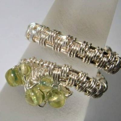 Ring mit Peridot pastell grün im Spiralring verstellbar silberfarben wirework Daumenring 