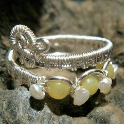 Ring mit Jade hellgrün und Keshiperlen weiß im großen Spiralring silberfarben Daumenring 