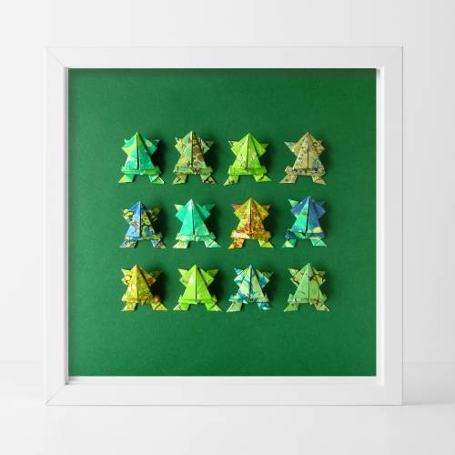 Frösche // Origami Frösche aus handmarmoriertem Papier im Objektrahmen