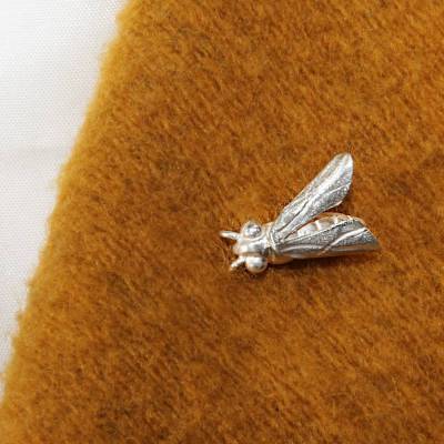 Eine „Silber-Biene“  als Pin ans Revers für Natur- und Insektenfreunde aus der THEMEN-SCHMUCK-Serie nachhaltig in Silber