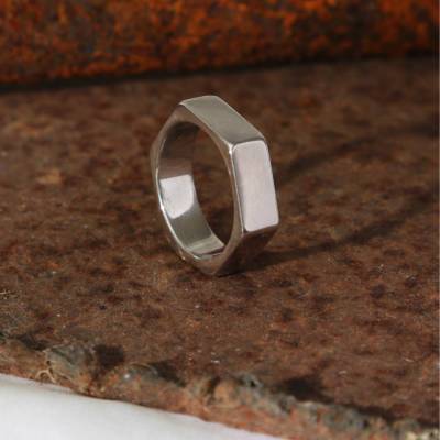 schlichter, puristischer Damen-Ring "Sechskant“  in 935 Silber. In einer kleinen Größe und nich