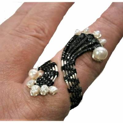 Ring verstellbar schwarz weiß mit Perlen handgewebt im Spiralring als Geschenk