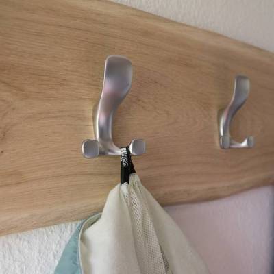 Handarbeit | Garderobe aus Eiche massiv | 3fach Haken Chromfinish | 82 cm, verdeckte Aufhängung.