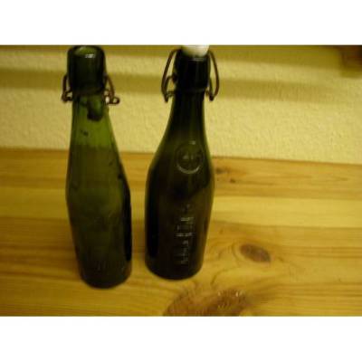 2 sehr alte dekorative Bierflaschen aus grünen Pressglas mit Blaseneinschluß und Bügelverschluss,ca. 30er Jahre