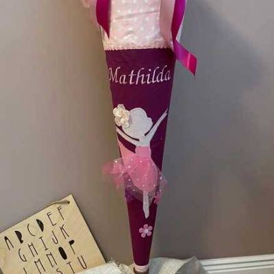 Schultüte "Ballerina", personalisierte Zuckertüte mit Tänzerin, mit Namen bestickt, Ergobag NussknackBär, bordeaux/rosa