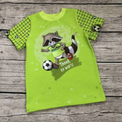 cooles T-shirt gr.98/104 Waschbär spielt Fußball grün