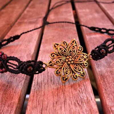 Makramee-Halsband mit Granat-Perlen und Messing-Verbinder