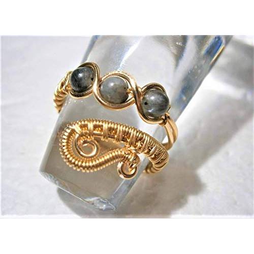 Ring handgemacht mit Labradorit khaki grün im Spiralring goldfarben wirework Paisley Daumenring