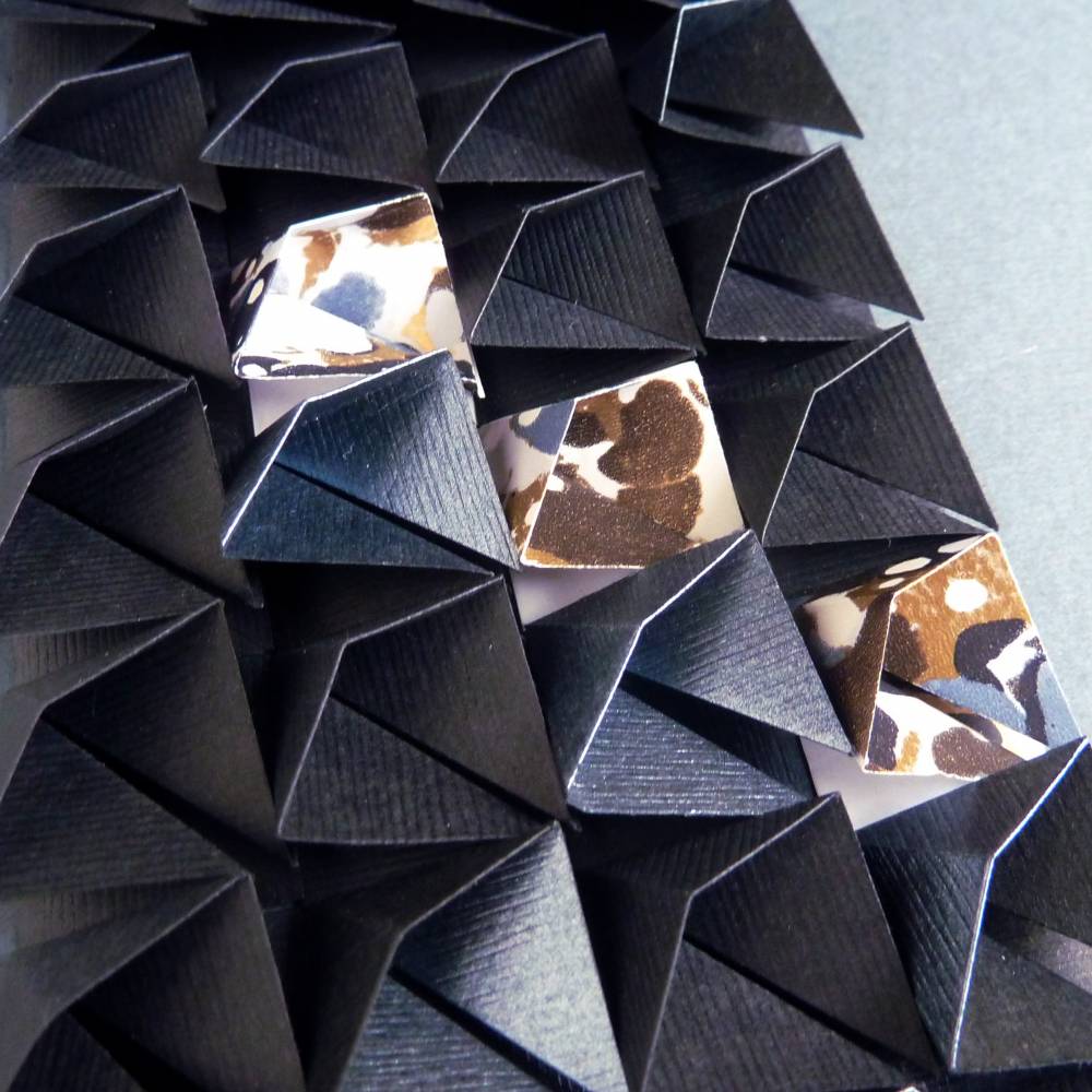 Light and shadow II // Origami-Wandbild im Objektrahmen Bild 3