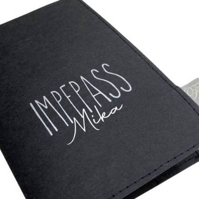 Impfpass-Hülle aus veganem Leder | schwarz/silber personalisiert