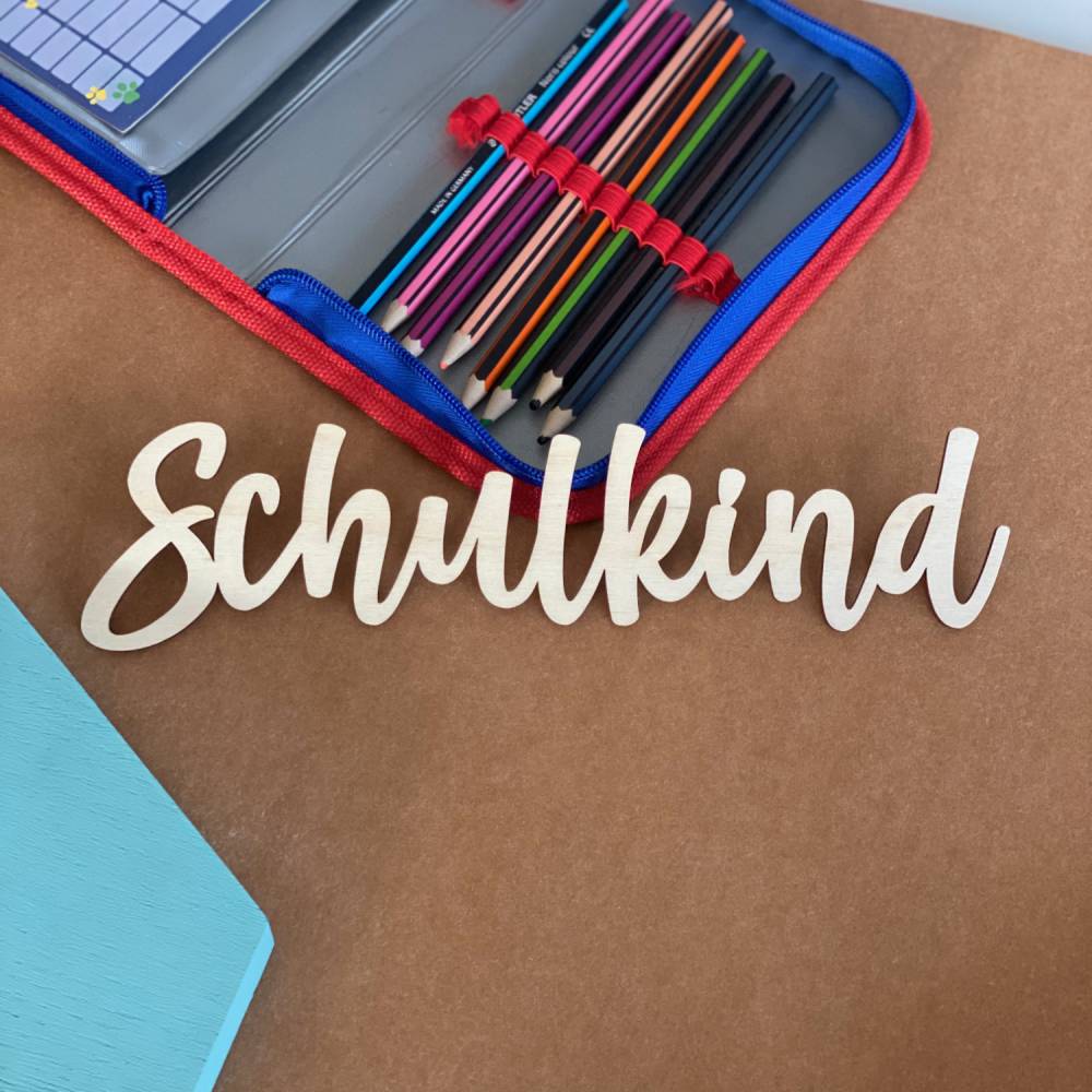 Schriftzug "Schulkind" aus Holz Bild 1