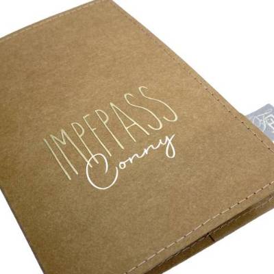 Impfpass-Hülle aus veganem Leder | hellbraun/gold personalisiert mit Namen