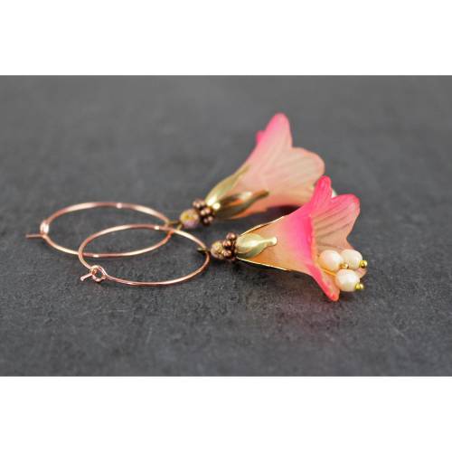 Creolen mit Blüten in creme und rosa, floral, Ohrringe, goldfarben, fuchsia