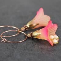 Creolen mit Blüten in creme und rosa, floral, Ohrringe, goldfarben, fuchsia