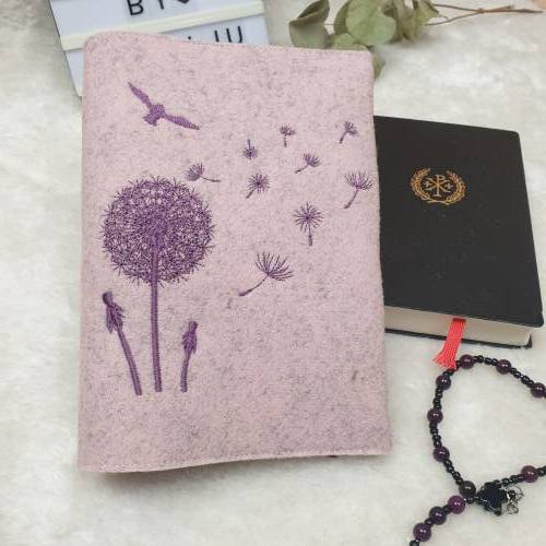 Individuelle Gotteslobhuelle  aus Wollfilz, personalisiert bestickt  , Pusteblume