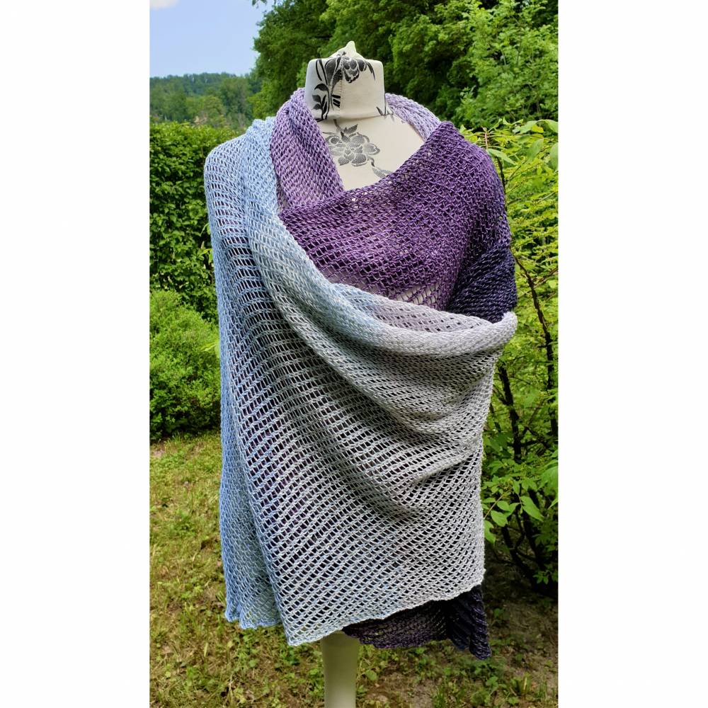 Handgestrickte Stola -  Schultertuch - Lace Schal - Unikat in Blau-Flieder Bild 1
