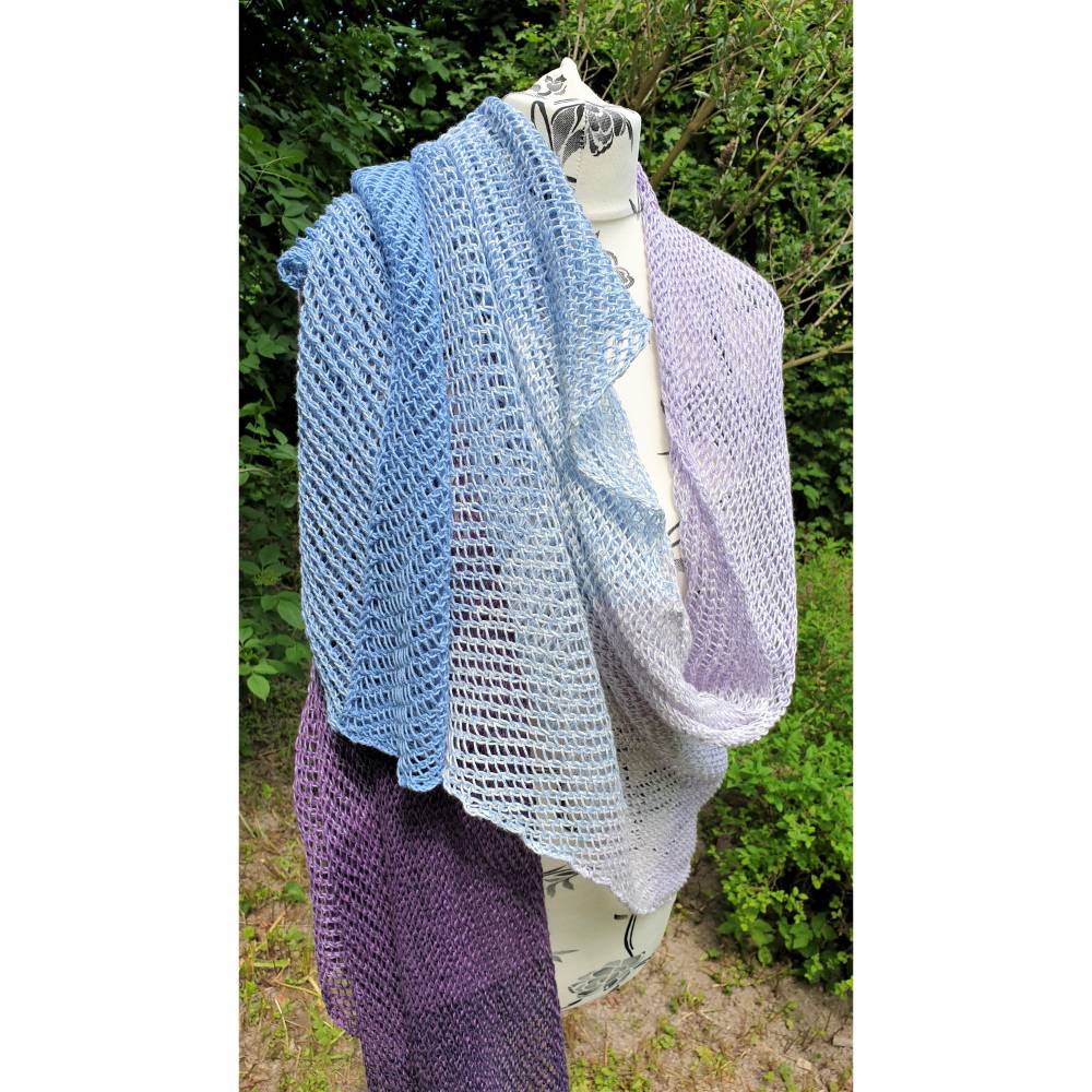 Handgestrickte Stola -  Schultertuch - Lace Schal - Unikat in Blau-Flieder Bild 10