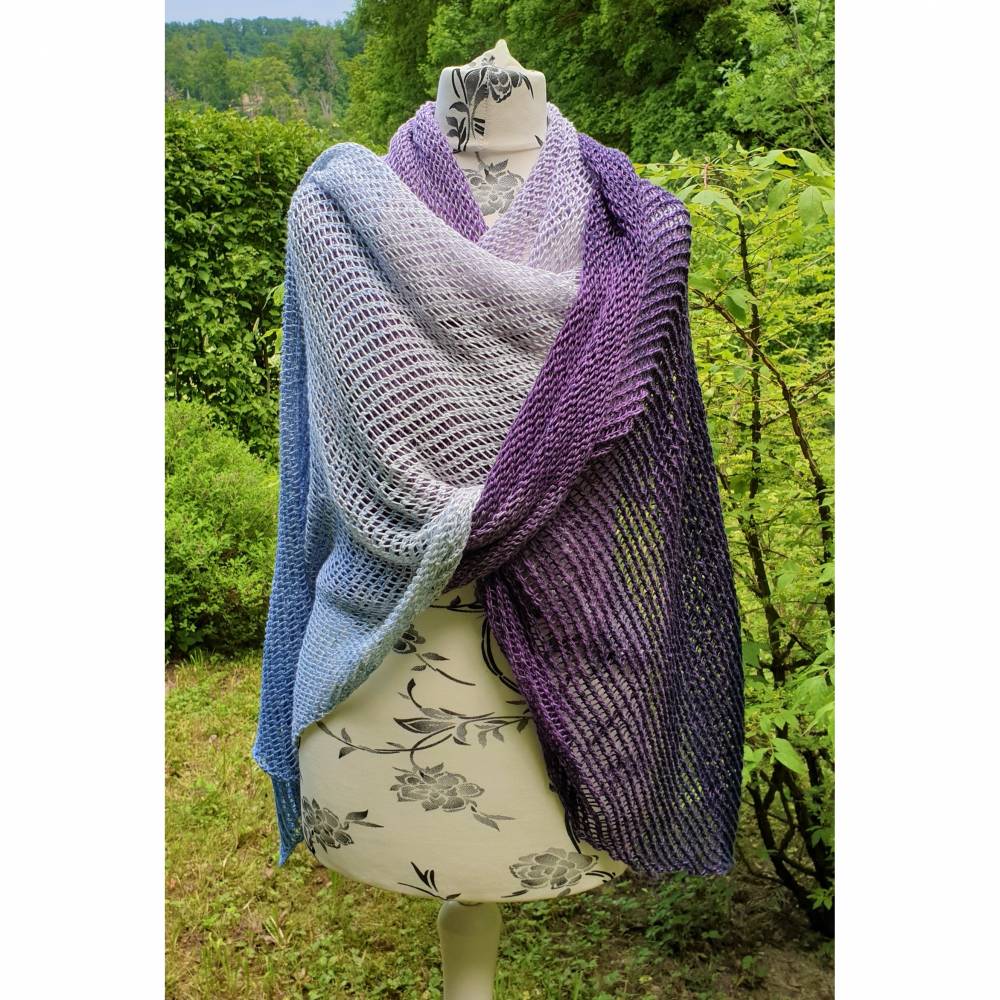 Handgestrickte Stola -  Schultertuch - Lace Schal - Unikat in Blau-Flieder Bild 5