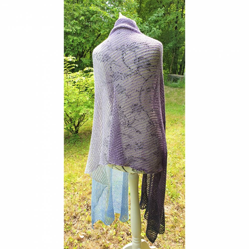 Handgestrickte Stola -  Schultertuch - Lace Schal - Unikat in Blau-Flieder Bild 7