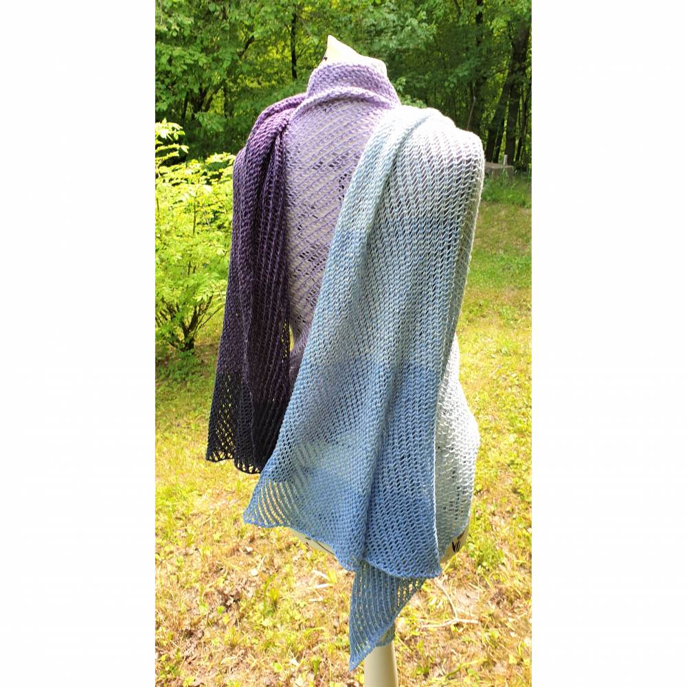 Handgestrickte Stola -  Schultertuch - Lace Schal - Unikat in Blau-Flieder Bild 8